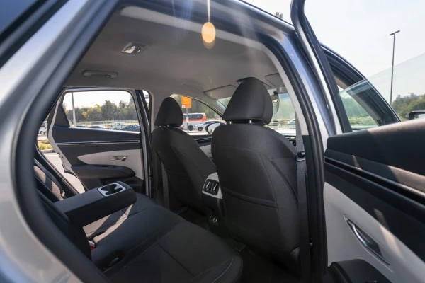  Silver Hyundai Tucson Photo 11