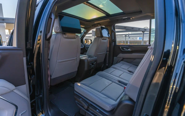  Black Chevrolet Suburban Photo 9