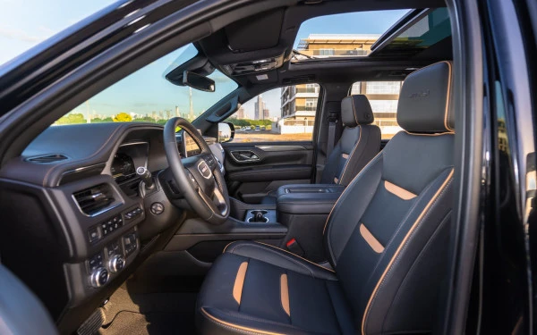  Black GMC Yukon AT4 Photo 4