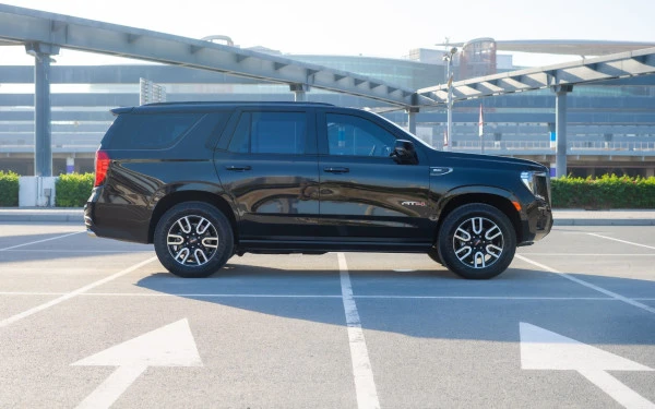  Черный GMC Yukon AT4 Photo 2