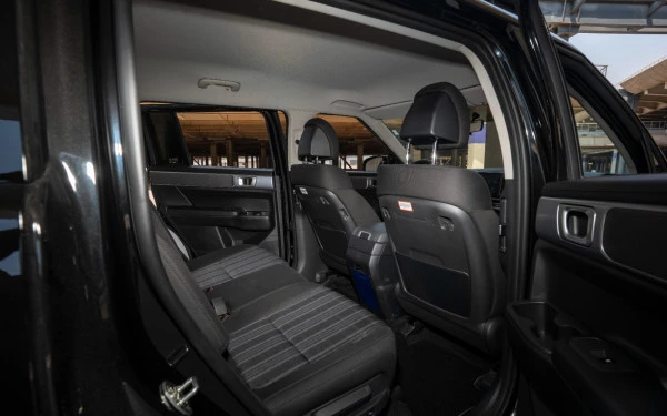  Black Hyundai Santa Fe Photo 7