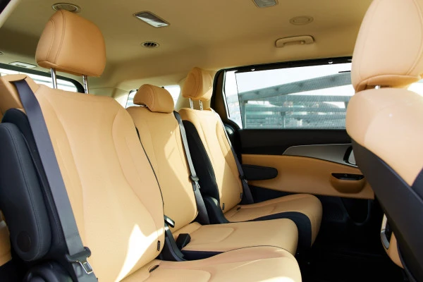  Black KIA Carnival Photo 4