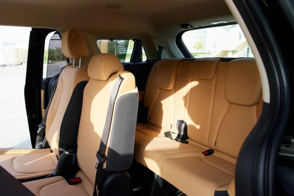  Black KIA Carnival Photo 7