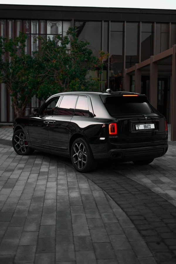  Черный Rolls Royce Cullinan Black Badge Photo 7