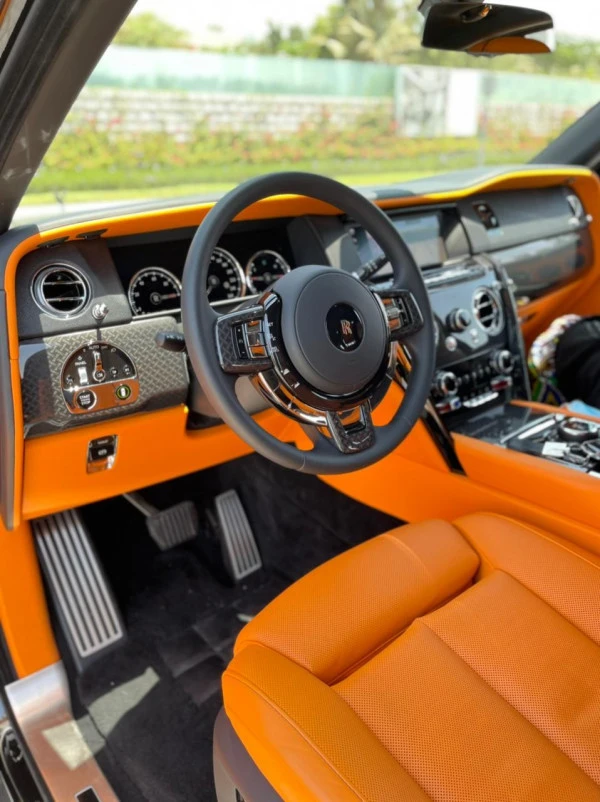  Черный Rolls Royce Cullinan Black Badge Photo 8