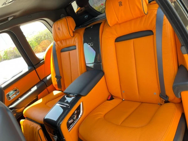  Черный Rolls Royce Cullinan Black Badge Photo 10