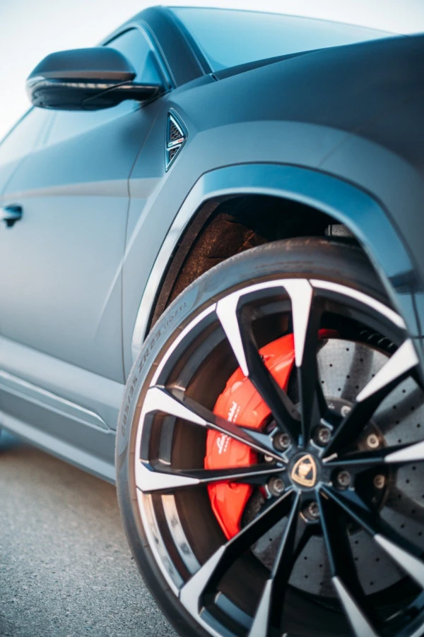  Black Lamborghini Urus Photo 3