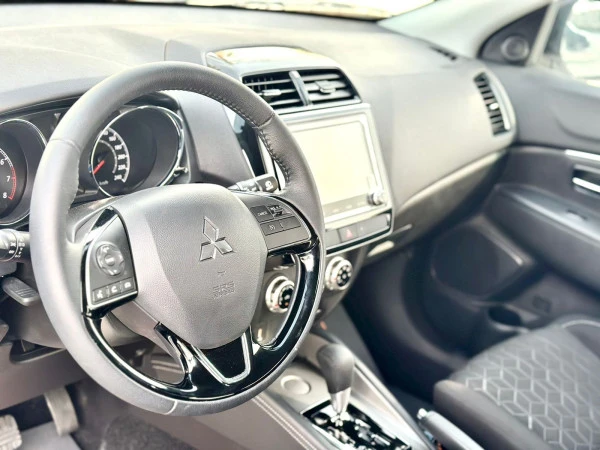  Белый Mitsubishi ASX Photo 3