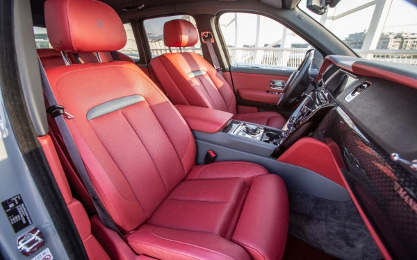  Серый Rolls Royce Cullinan Photo 4