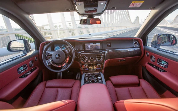  Серый Rolls Royce Cullinan Photo 5