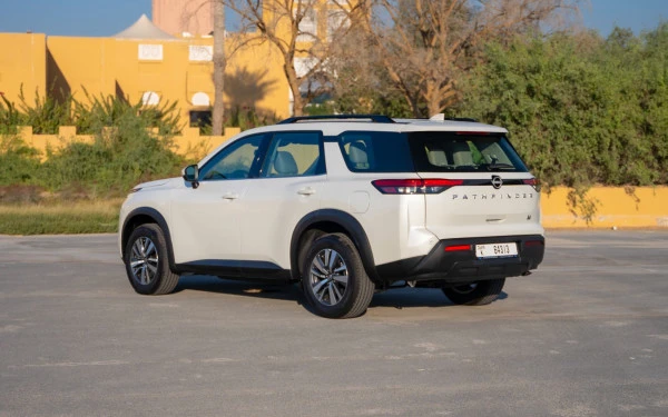  Жемчужно-белый Nissan Pathfinder Photo 2