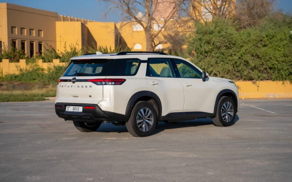  Жемчужно-белый Nissan Pathfinder Photo 3