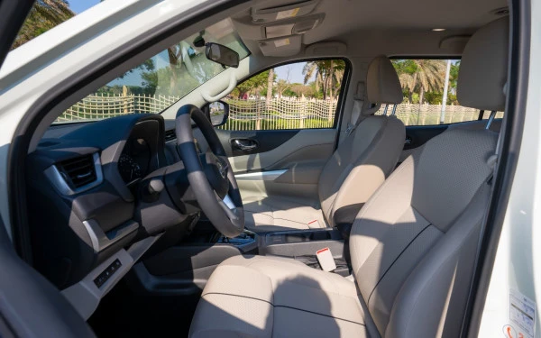  Жемчужно-белый Nissan Pathfinder Photo 4