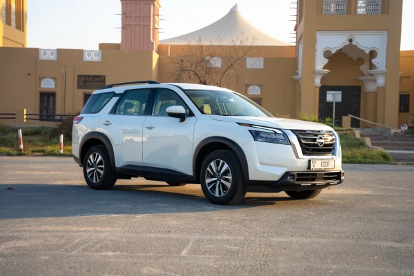  Жемчужно-белый Nissan Pathfinder Photo 2