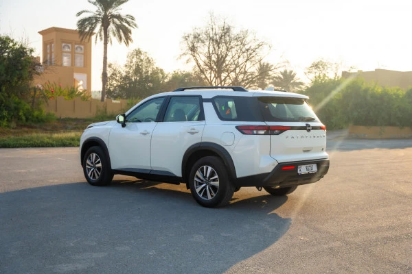  Жемчужно-белый Nissan Pathfinder Photo 3