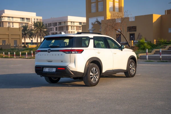  Жемчужно-белый Nissan Pathfinder Photo 5