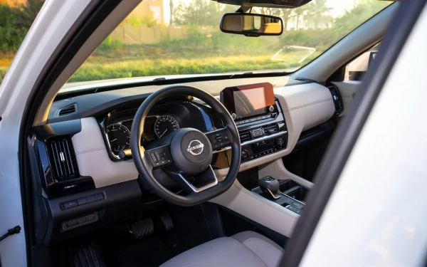  Жемчужно-белый Nissan Pathfinder Photo 7