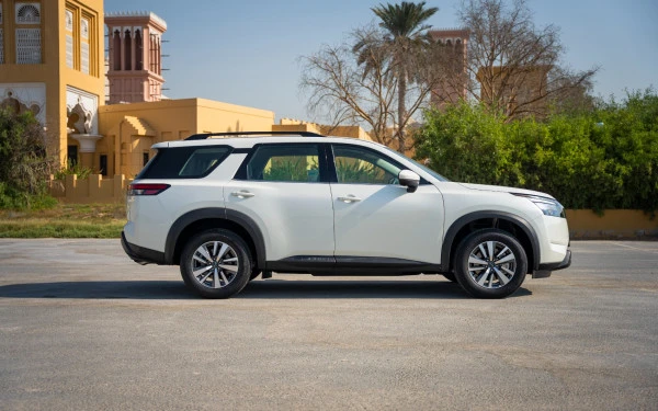  Жемчужно-белый Nissan Pathfinder Photo 3