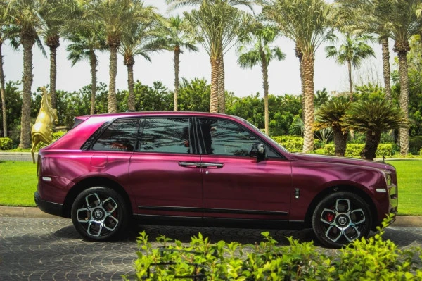  Черный Rolls Royce Cullinan Black Badge Photo 2