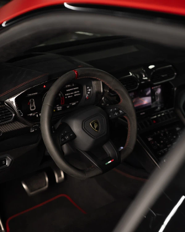  Красный Lamborghini Urus Photo 2