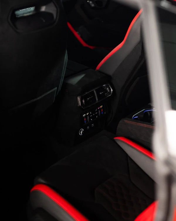  Красный Lamborghini Urus Photo 3