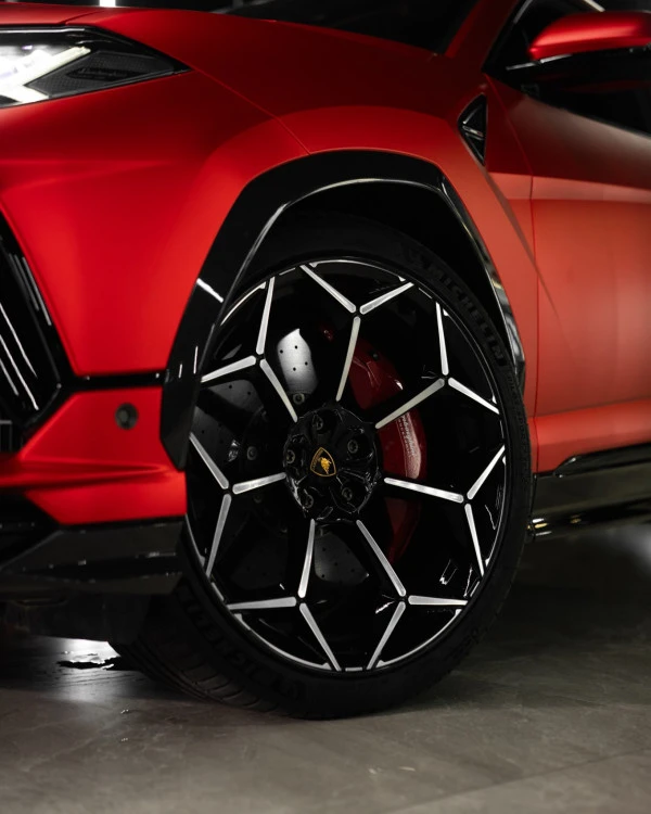  Красный Lamborghini Urus Photo 6
