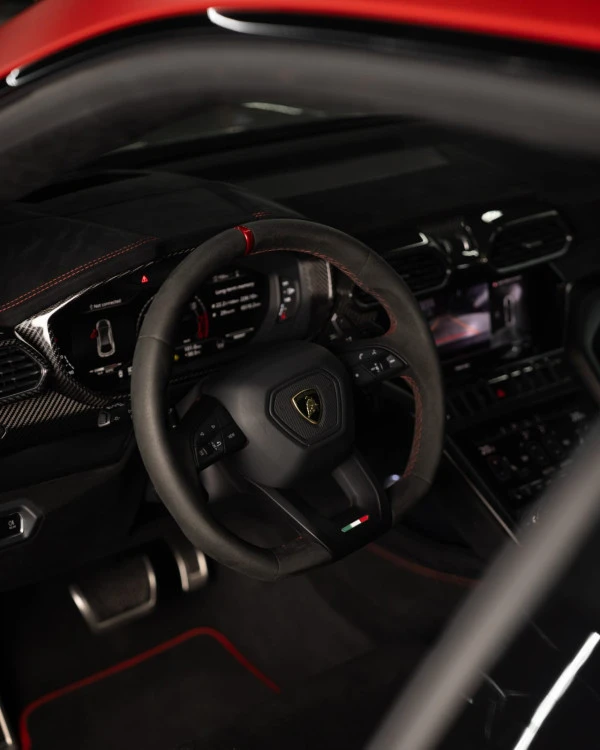  Красный Lamborghini Urus Photo 13