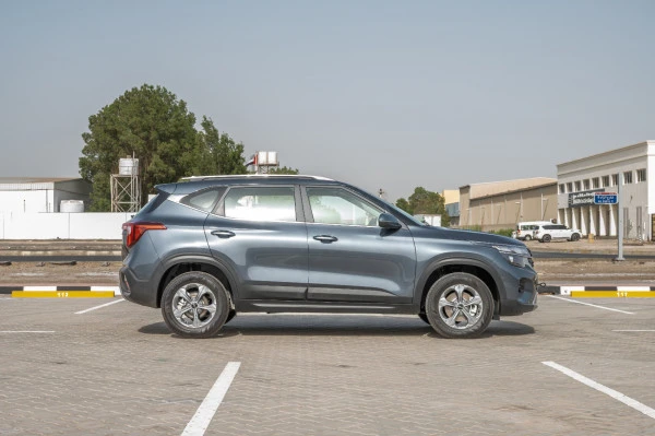  Dark Grey KIA Seltos Photo 4