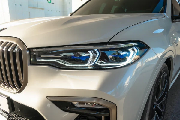  White BMW X7 M50i Photo 3