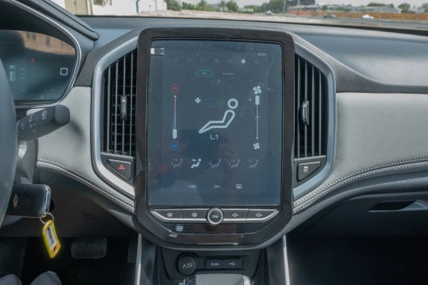  White Chevrolet Captiva Photo 10