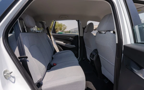  White Chevrolet Captiva Photo 7