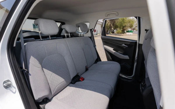  White Chevrolet Captiva Photo 8