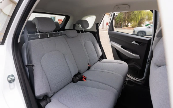  White Chevrolet Captiva Photo 6