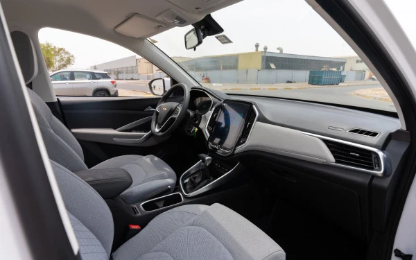  White Chevrolet Captiva Photo 7