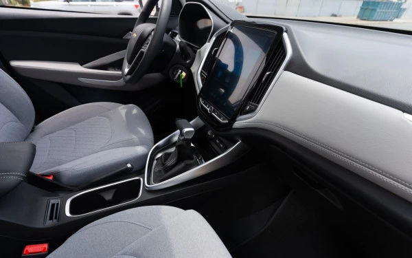  White Chevrolet Captiva Photo 8