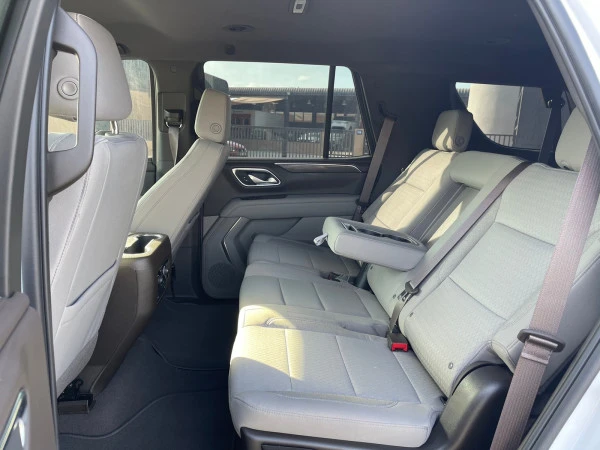  White Chevrolet Tahoe Photo 4