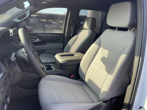  White Chevrolet Tahoe Photo 6