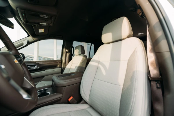  White Chevrolet Tahoe Photo 4