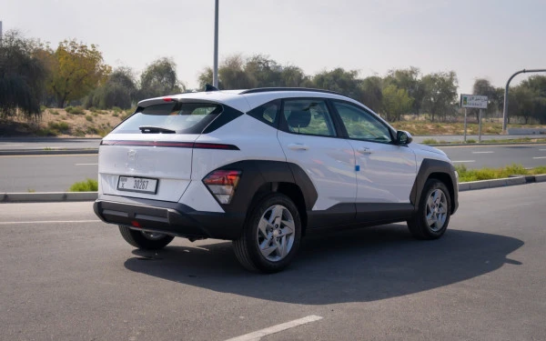  White Hyundai Kona Photo 3