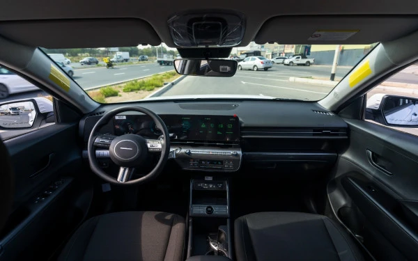 White Hyundai Kona Photo 9