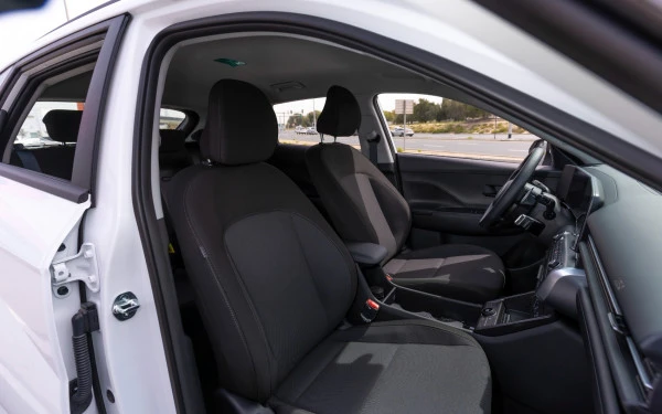  White Hyundai Kona Photo 15