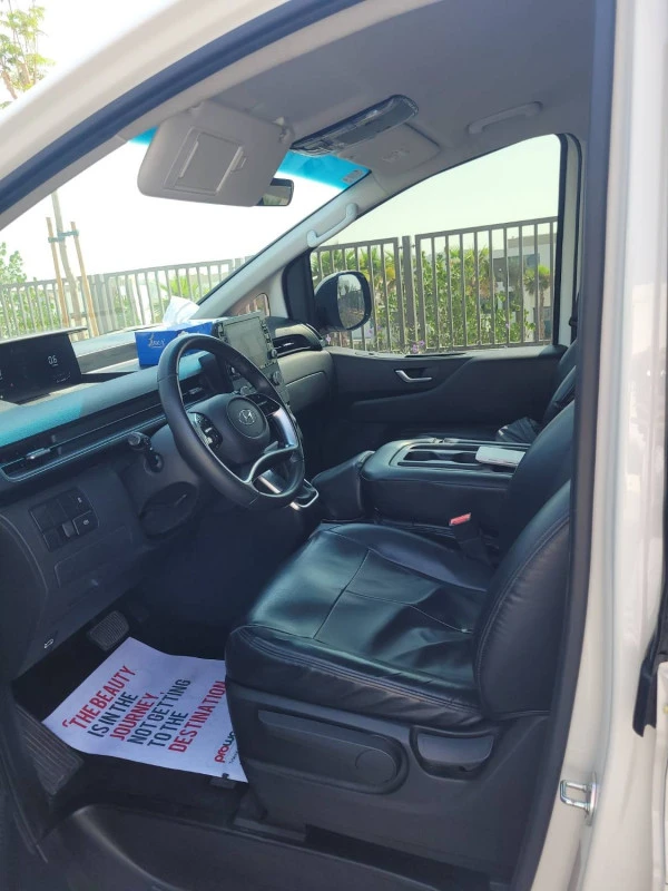 White Hyundai Staria 11S Photo 4