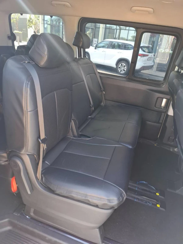  White Hyundai Staria 11S Photo 7