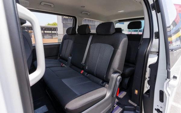  White Hyundai Staria Photo 7