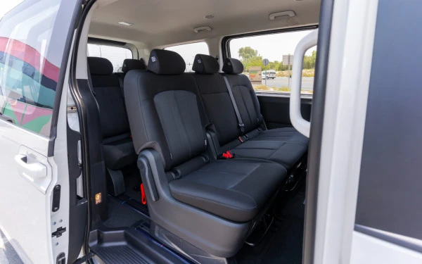  White Hyundai Staria Photo 9