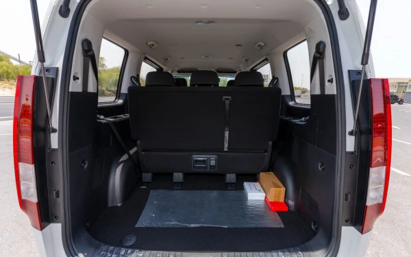  White Hyundai Staria Photo 12