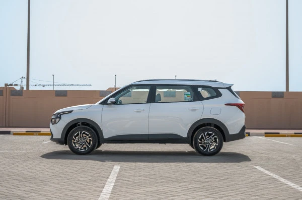  White KIA Carens Photo 4