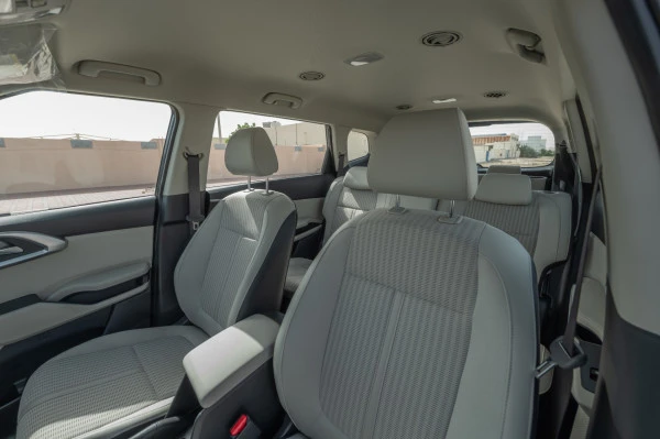  White KIA Carens Photo 9