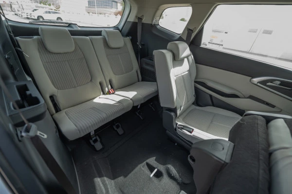  White KIA Carens Photo 10