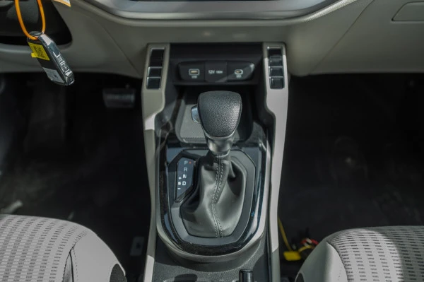  White KIA Carens Photo 12